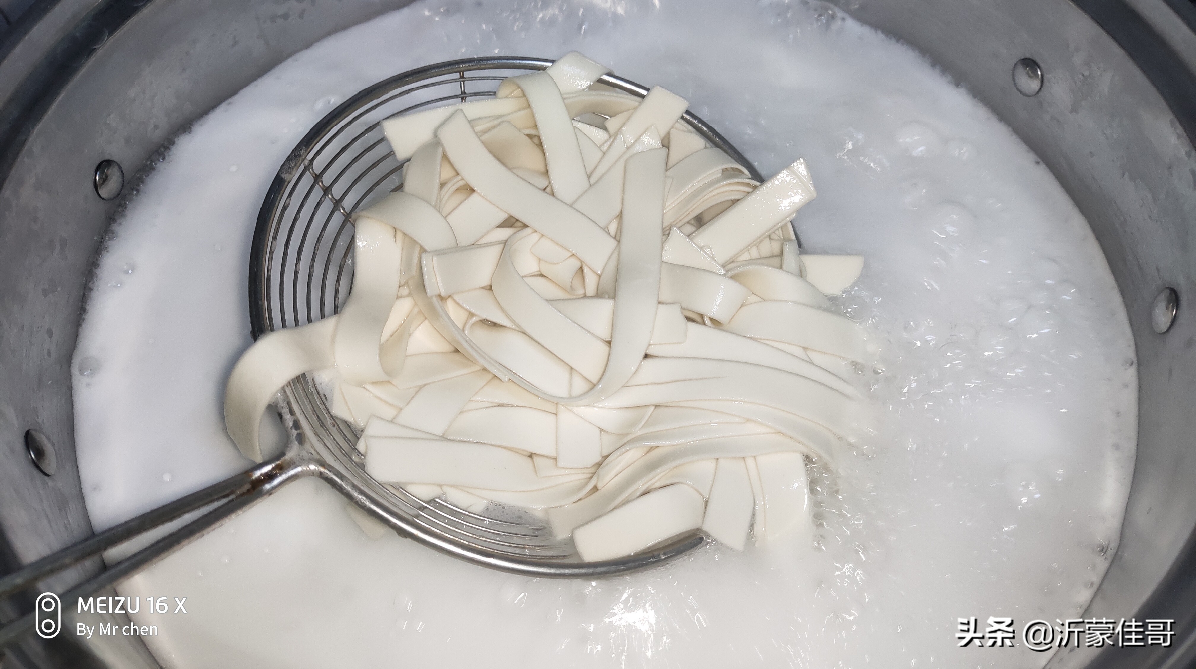 香喷喷热腾腾的油泼面,陕西小吃香喷喷的油泼面