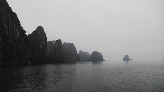 这里虽然风景如画人们生活的却很凄惨没日没夜的追着大船讨生活