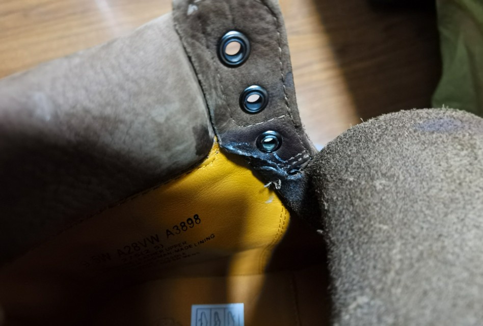 踢不烂大黄靴磨脚踝,踢不烂大黄靴滴上油了怎么办