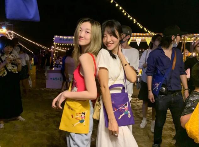 14岁李嫣太早熟，留长发穿针织衫凹紧致曲线，露白皙美腿秀妩媚