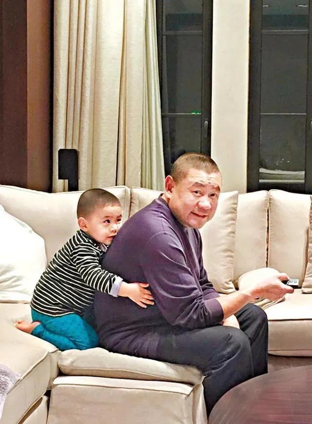 香江传奇：黑皮凸嘴小娱记如何逆袭仪态端庄女首富？