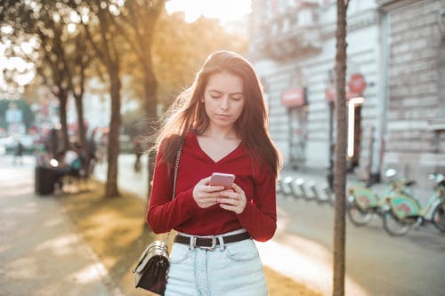 放不下一个人还要不要去纠缠,放不下一个人的时候更难接受别人