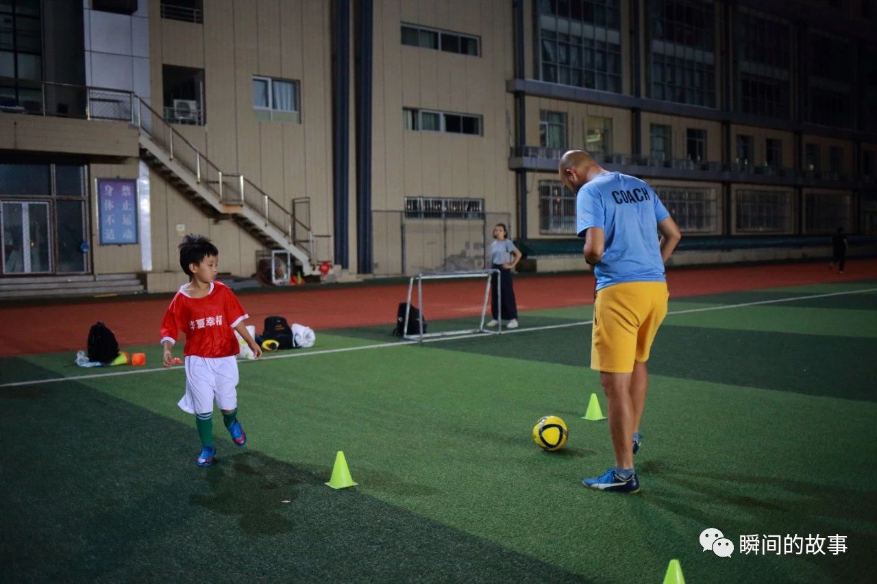 少年足球雨中训练,加油吧少年足球训练