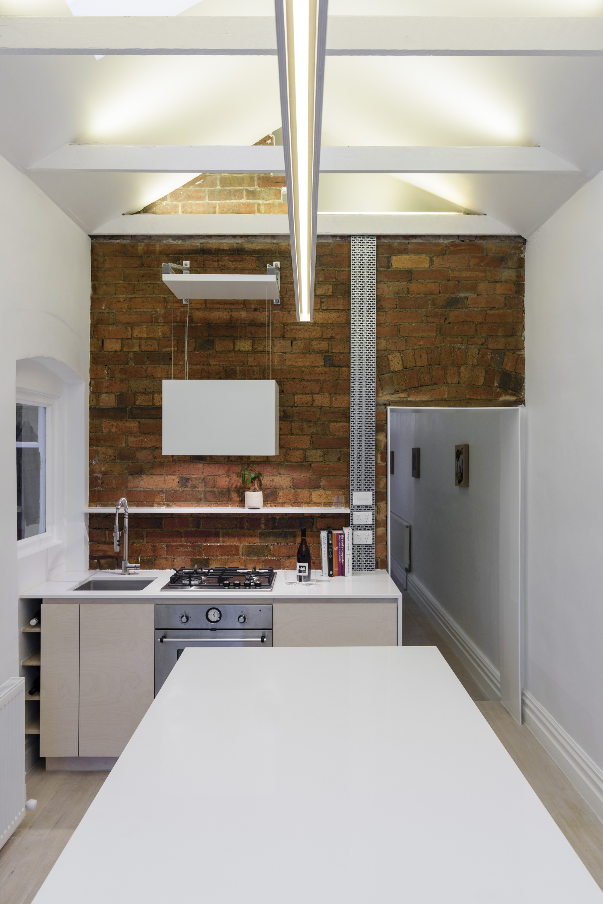 直线型台灯,带阁楼的英式小屋图片