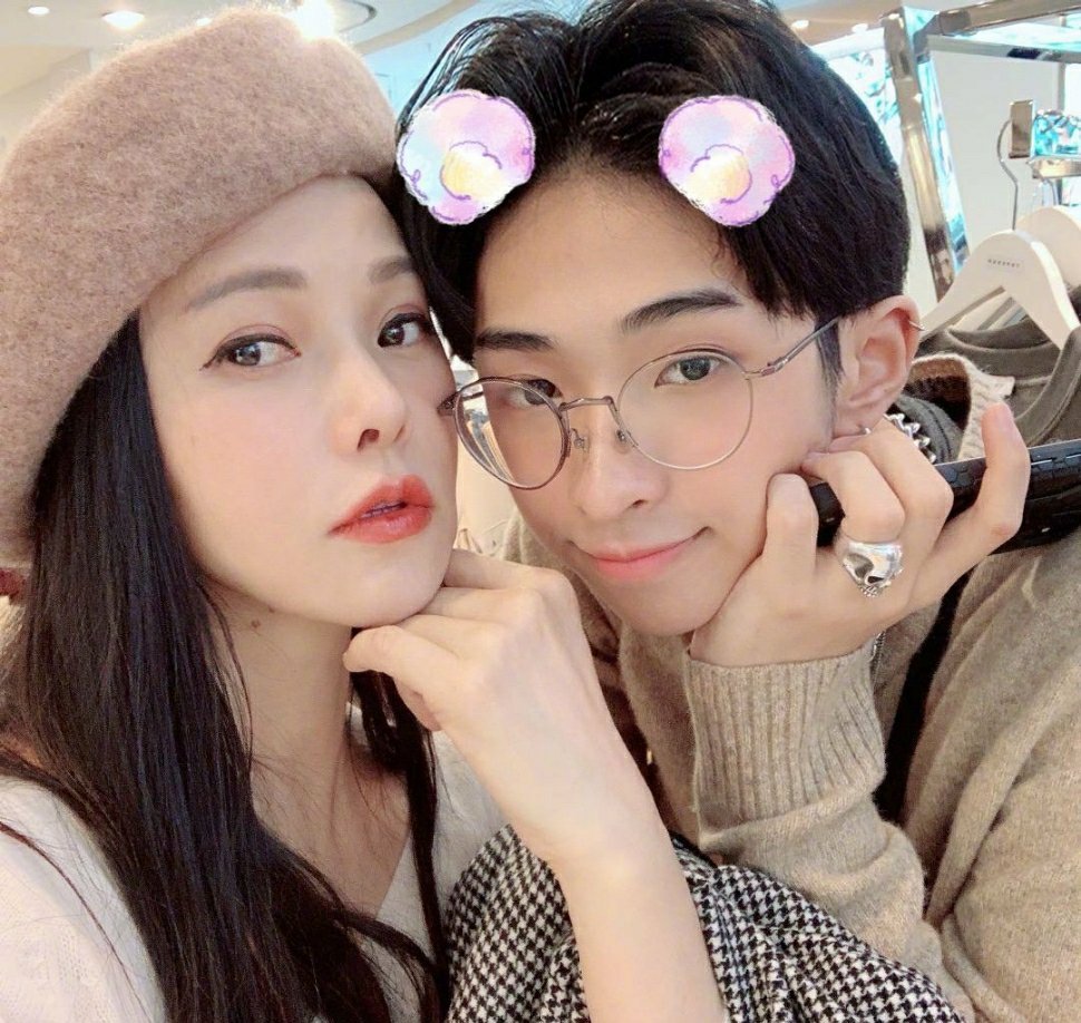 庾恩利出道，挑战白色透视装，曾因穿女装引争议，伊能静转发支持