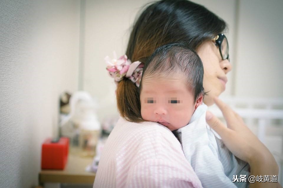 宝宝老是喷奶怎么办吃完就吐,宝宝总是吐奶用什么擦嘴好