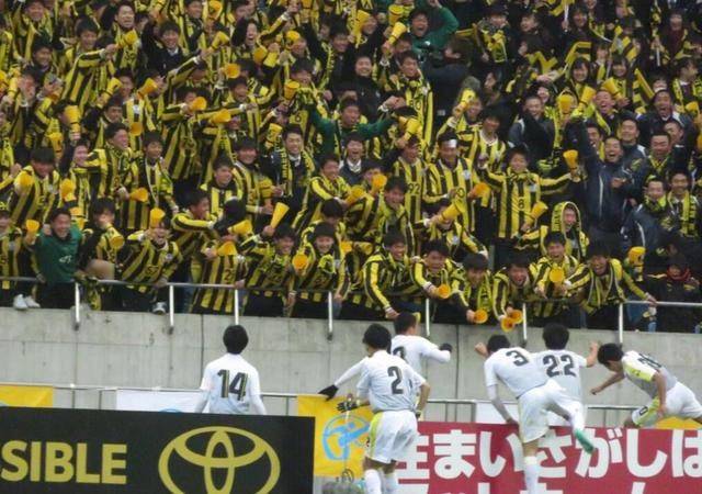 羡慕不如自省国内校园联赛频遭误读谁该担责？不谈热爱何来强大