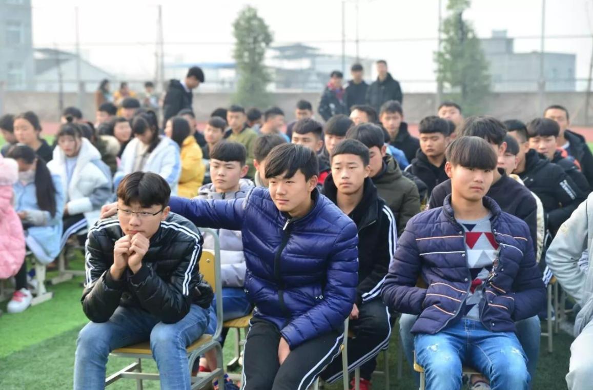 中考落榜的职高生未来的出路如何,成绩不好的职高生怎样才有出路