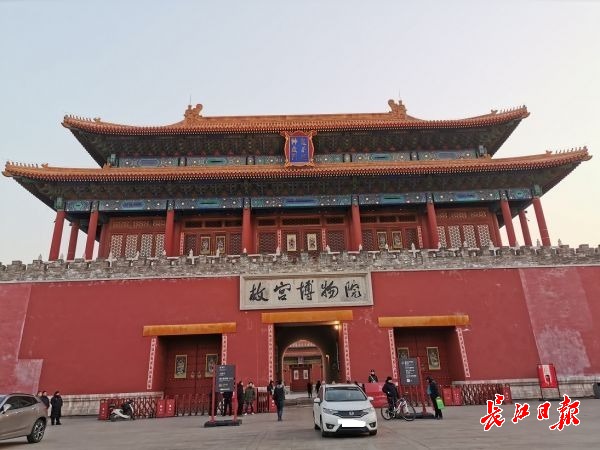 记者还原“开大奔去故宫”路线，老故宫人：何时取消宫墙内的停车场？