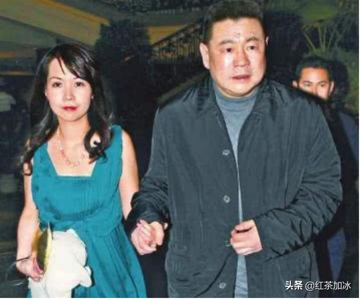 靠妈捐肾嫁入豪门，小娱记如何上位成为坐拥400亿的香港女首富？