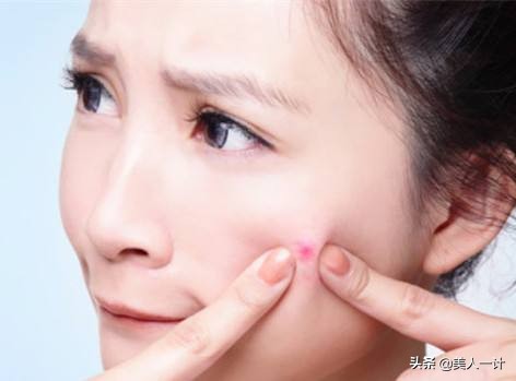 内分泌失调长痘痘的位置图解,痘痘排在正中间的位置从左往右数