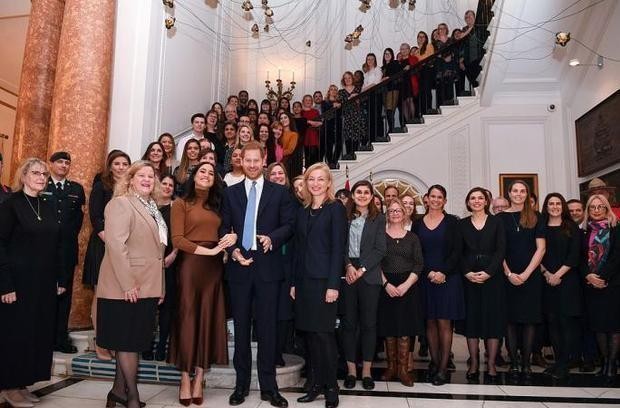 梅根回归王室后首次见女王,梅根出席王室活动不自信