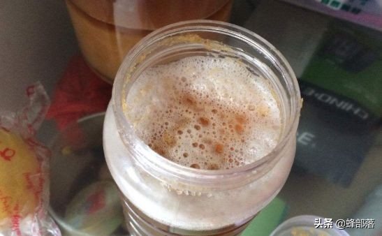 蜂蜜不会变质为啥蜂蜜水容易变质,如何防止蜂蜜因水分过重而变质