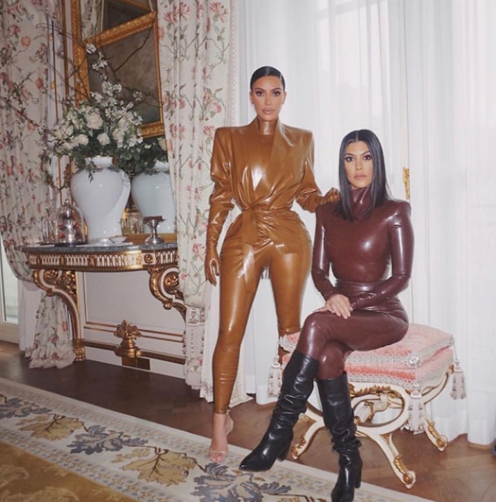 卡戴珊穿“乳胶衣”秀身材，为了美憋着不上厕所，胯太宽脱不下来