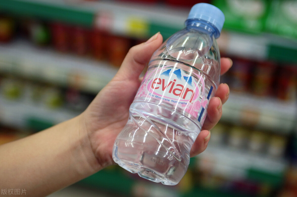 一瓶矿泉水13元钱,一瓶矿泉水卖1000元