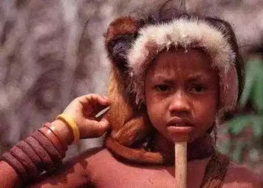 濒临“绝种”原始部落：当地人“以裸为美”，下巴穿刺16厘米木棍
