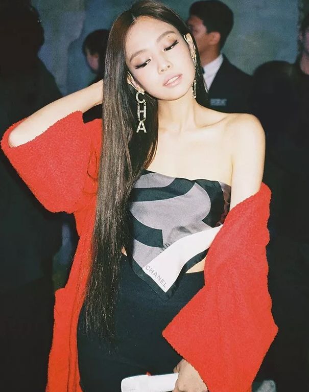 跨越半世纪的经典搭配王丝巾，这都当衣服穿了？