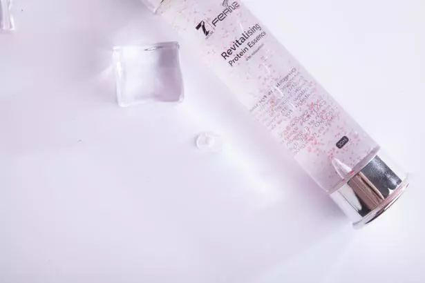 何洁怎么和以前长得不一样了,何洁的造型越来越暗黑了