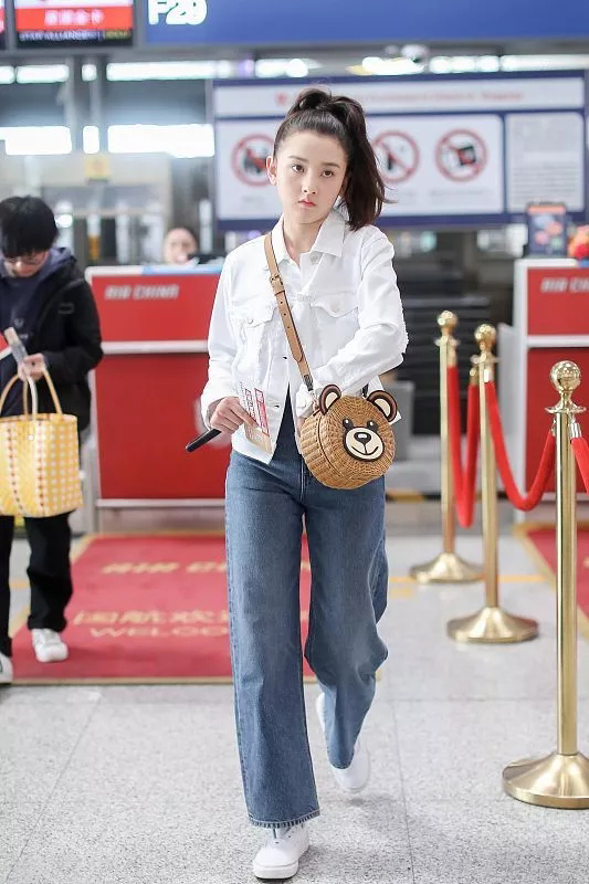 宋祖儿帆布包,宋祖儿包包里装什么