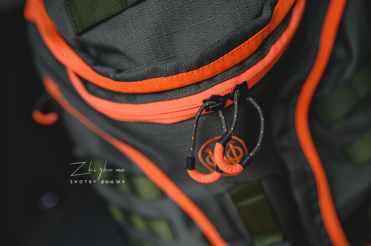 来自500年*火军**商的周边装备，情人节送男友一份“硬核”套装