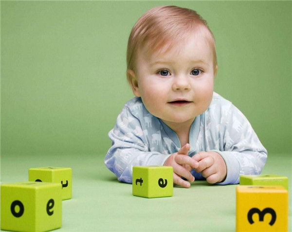 五月宝宝啃咬玩具要不要干预,五个月的宝宝咬玩具咬到发脾气