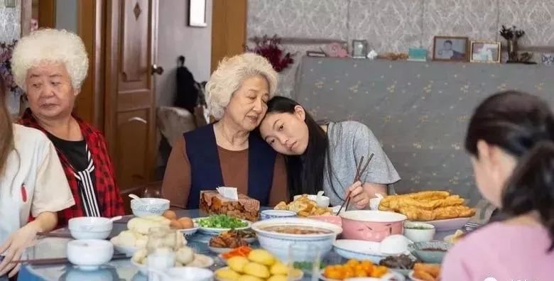 因长相丑被嘲讽后逆袭,因丑被弹幕刷屏挡脸的她