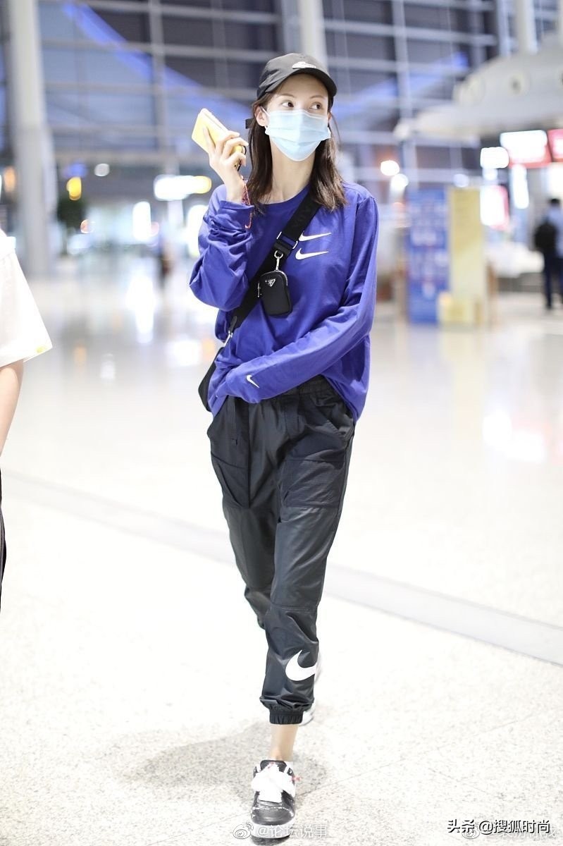 金晨红色吊带裙跳舞,金晨黑裙露背跳舞