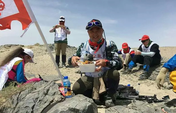 不像人类吃的食物,吉野家是怎么出餐