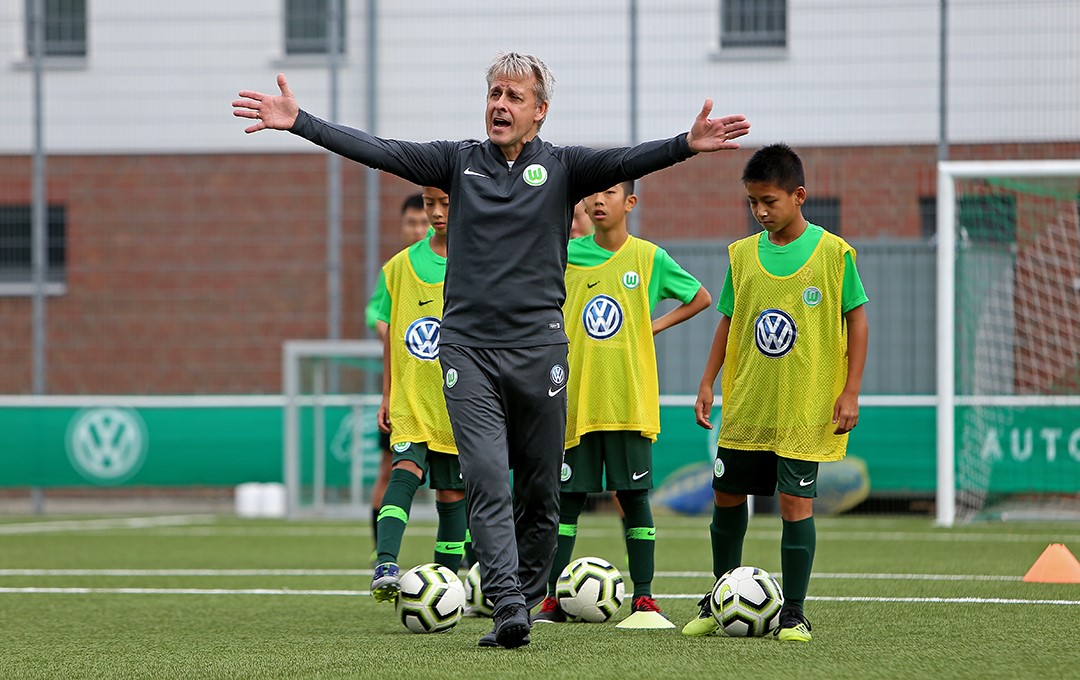 少年强则国强为中国足球加油,少年强则中国强牢记历史勇往直前