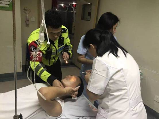 用502胶粘人事故,两小伙被502胶水粘住了