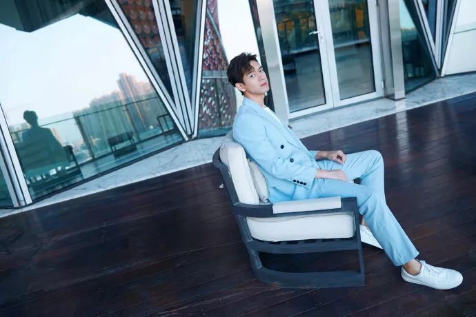 李现穿蓝色西装的照片,李现穿蓝色西装