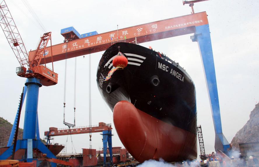 万吨巨轮怎么入水视频,我国第一艘万吨巨轮下水远航