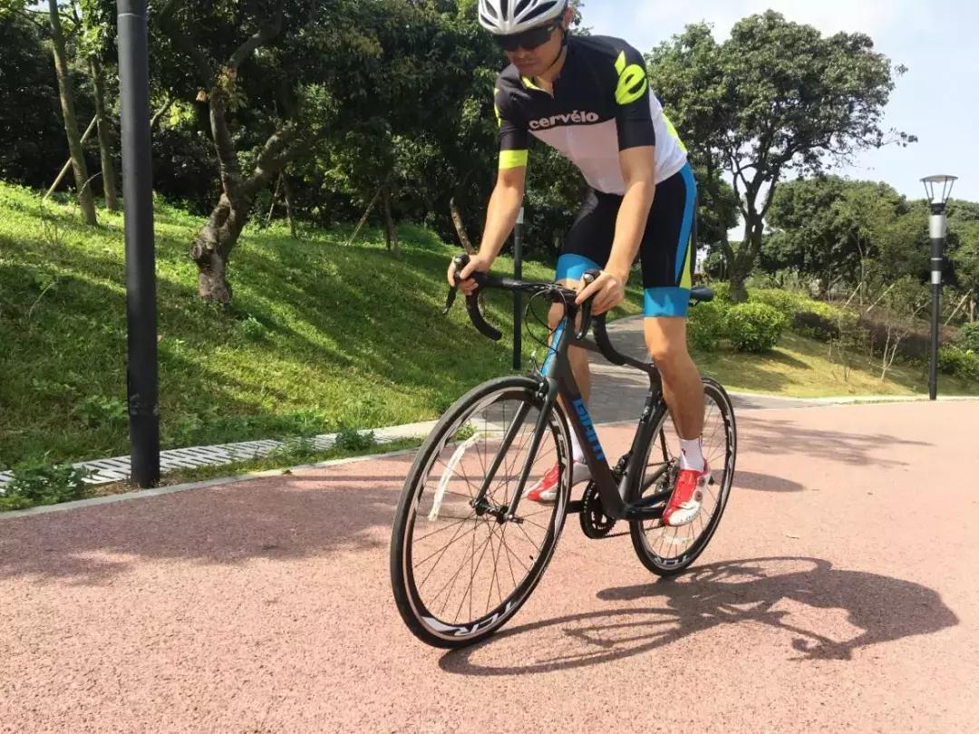 giant捷安特revolt-f1测评,捷安特通勤休闲骑行入门推荐