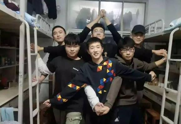 大学寝室的沙雕日常，小太阳上烤大虾，导员闻着味就来没收了