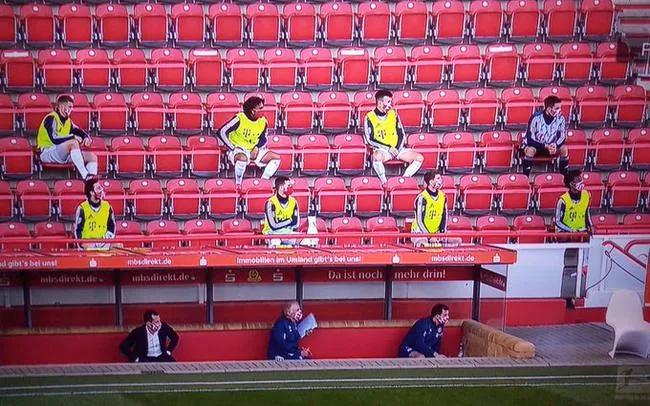 疫情影响下足球迎另类乐趣人形玩偶、爬树看球、用脚打招呼都来