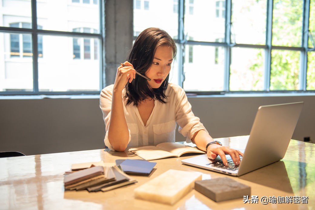 特别有效的肩颈拉伸动作,3个动作帮你缓解肩颈疼痛僵硬