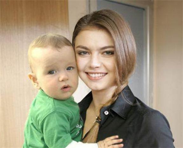 普京喜欢原配还是后来的卡巴耶娃,普京的朋友卡巴耶娃