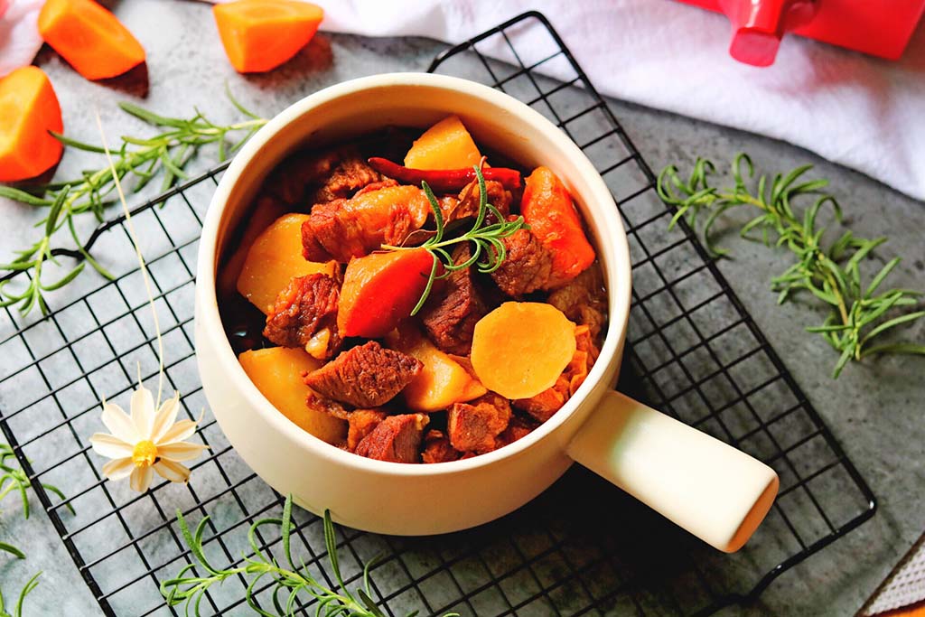 炖牛肉放茶叶步骤,炖牛肉时候放点茶叶