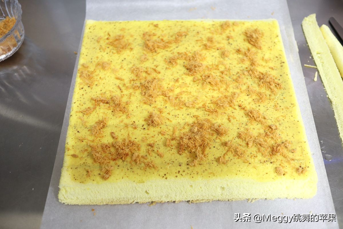 肉松蛋糕卷控出油,肉松蛋糕卷香甜咸香松软馋哭了