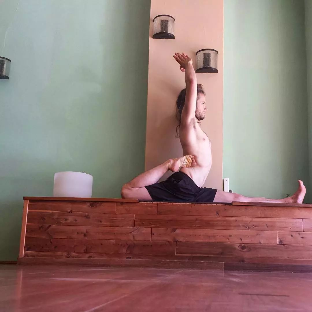 来练瑜伽提升气质,温和的瑜伽运动