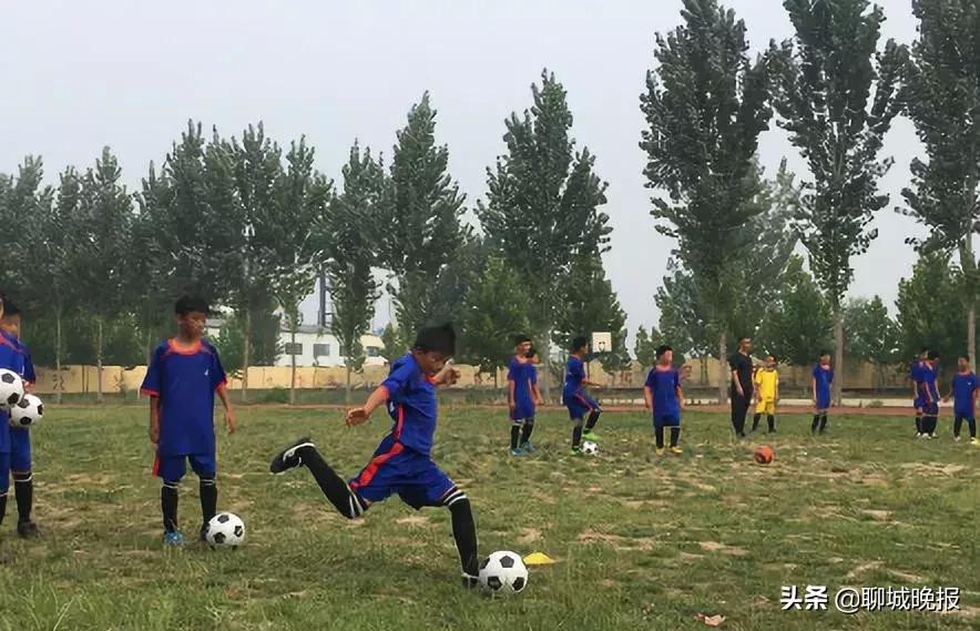 临清这所农村小学开放校园操场，30多个孩子暑假回校练足球