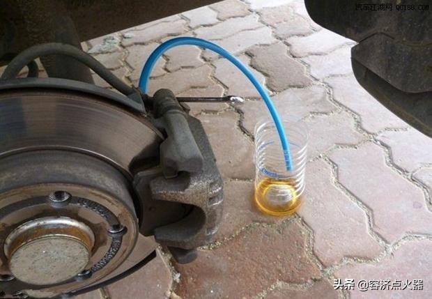 半路上电瓶车摩托车刹车油没有了,能撒尿进去将就使用吗?