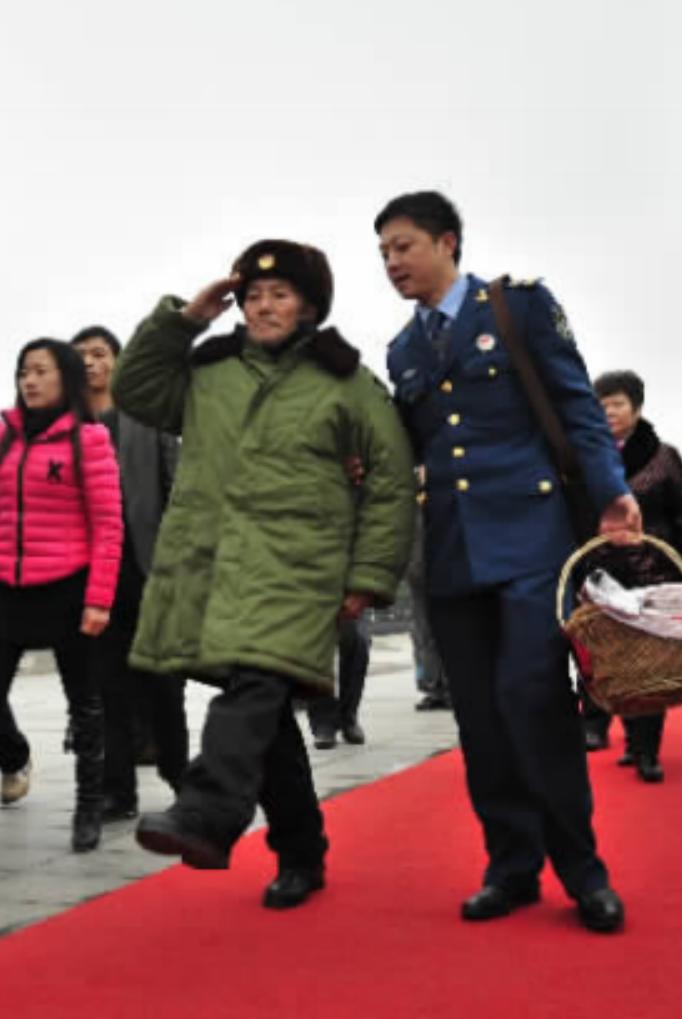 八旬老农带女儿进城看病,老伴不小心说漏嘴,才知是毛主席警卫员