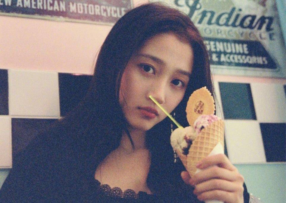 关晓彤深夜秀香肩,关晓彤上班路透照曝光