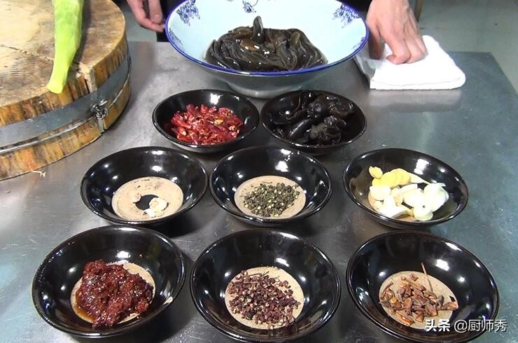 厨师教你泥鳅正确做法,麻辣泥鳅穿豆腐四川做法