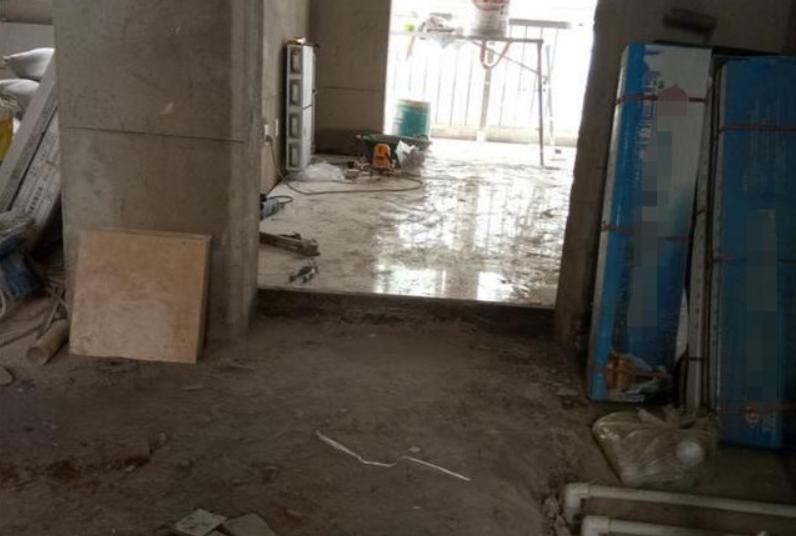 把地砖铺厚，师傅说好处很多，可当业主测量后，却说要换人