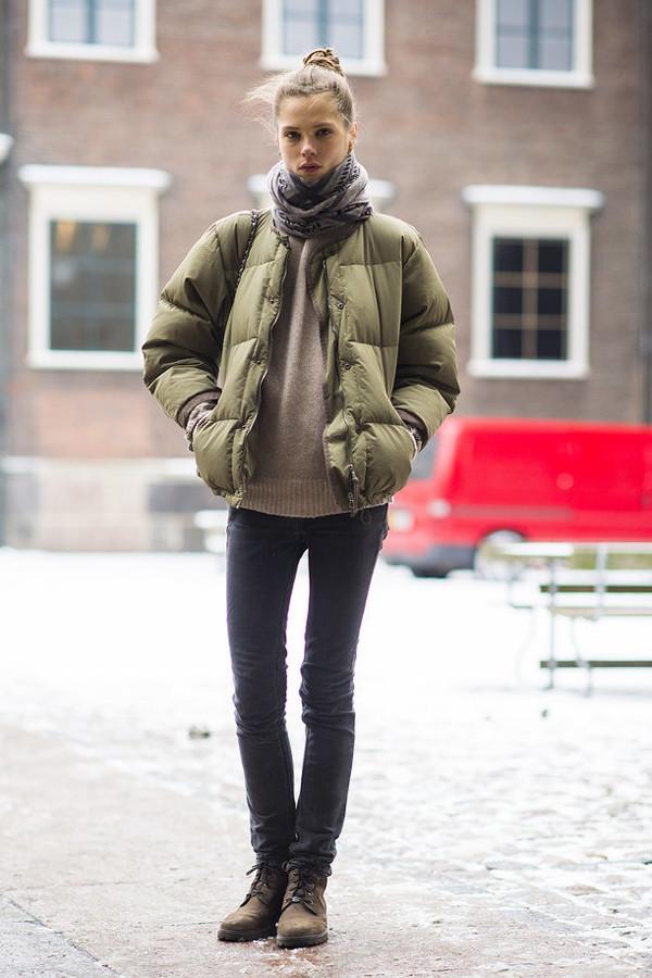 白色长款羽绒服搭白色短靴好看么,今年穿羽绒服就别配短靴了