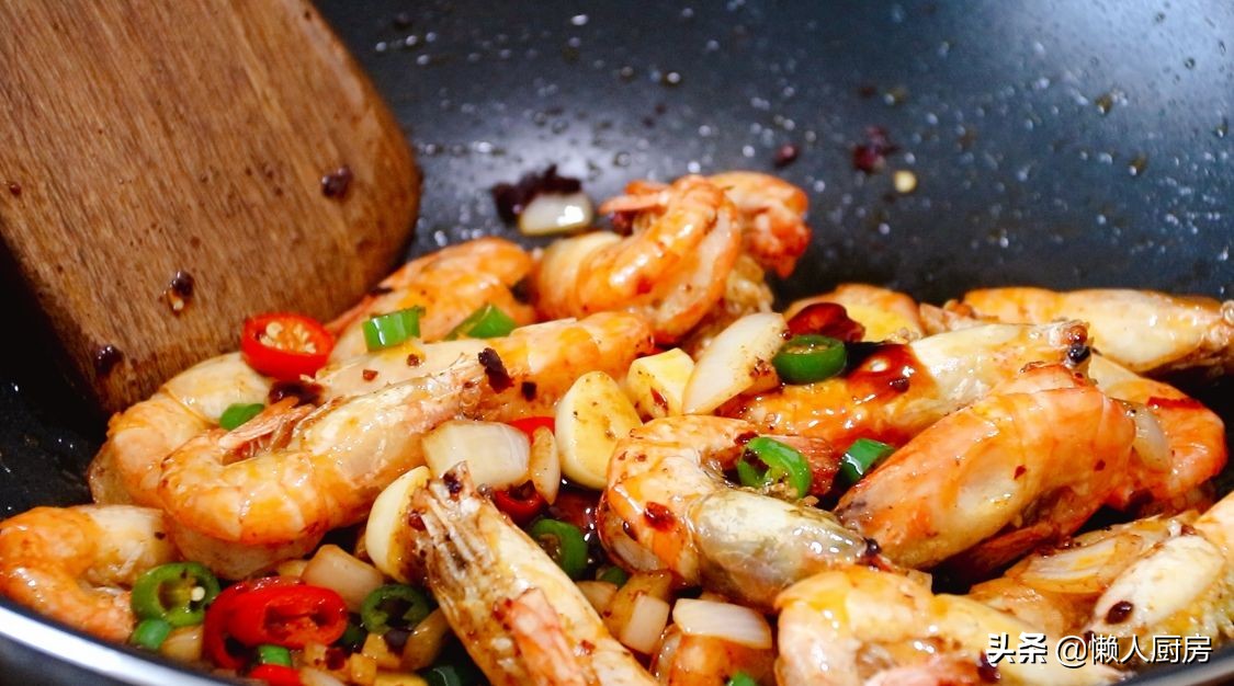 吃虾要不要揪尾巴,吃虾应该先剔虾线还是煮完再剔