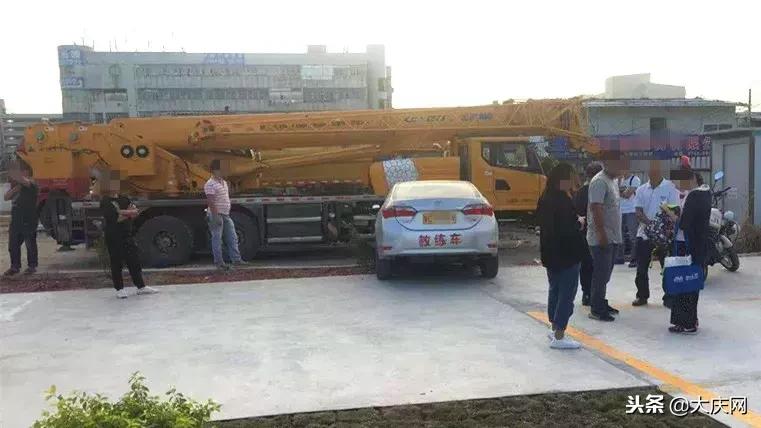 女司机考科目二当场吓傻蹲地上,女子科目二考试被别停崩溃大哭