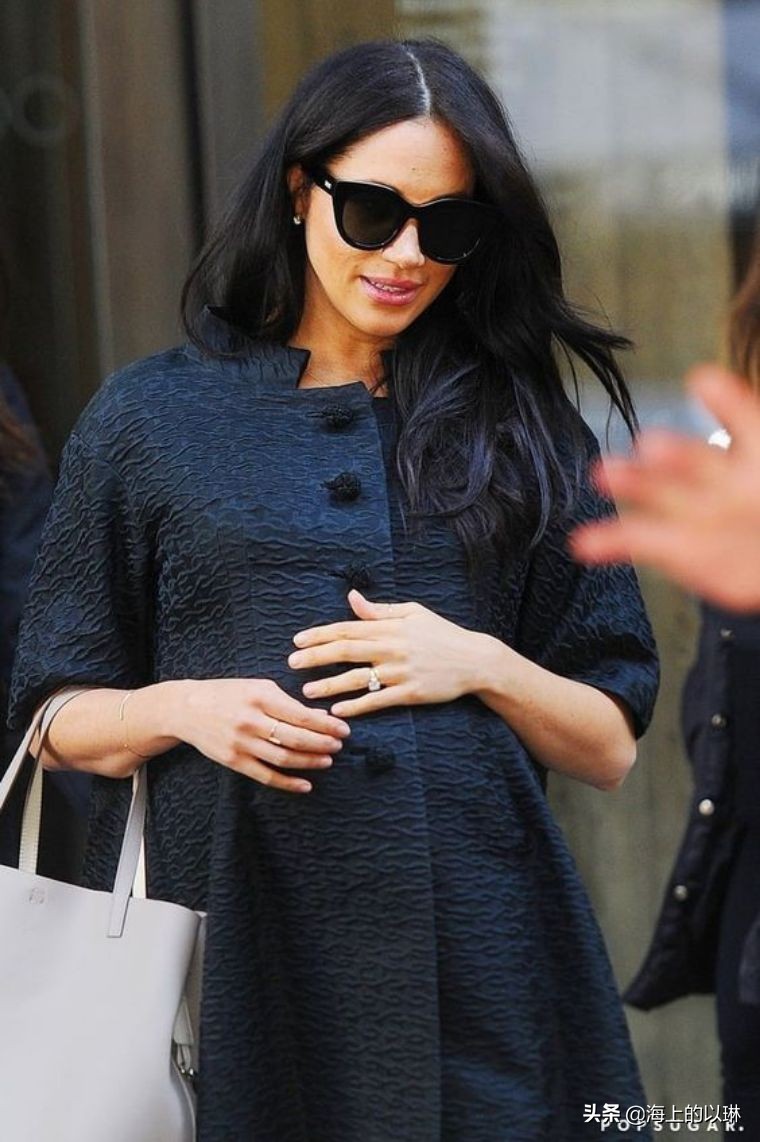 当梅根不再大红大紫,梅根穿搭西装配绿裙子